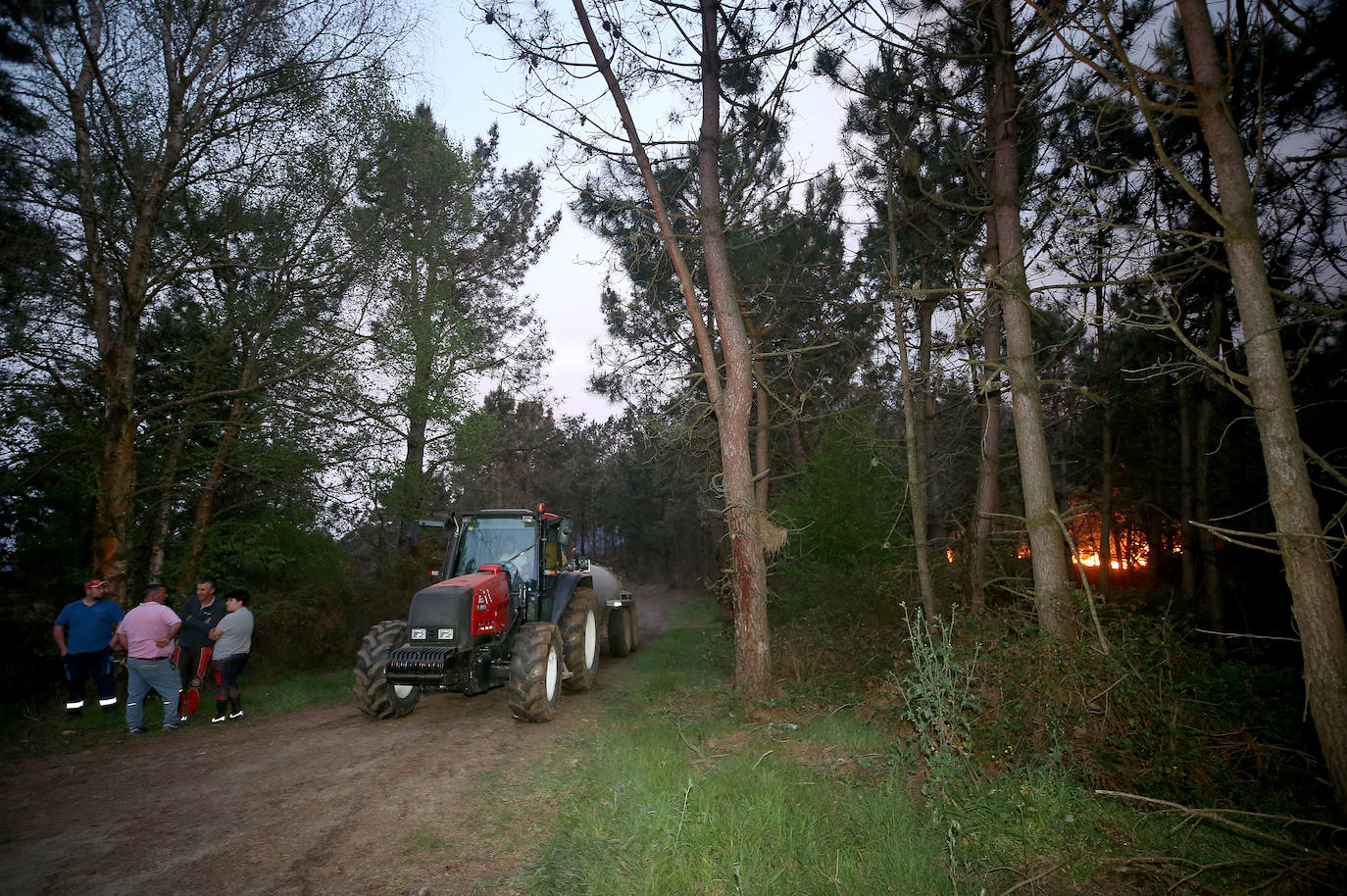 Un incendio en Las Regueras eleva el nivel de alerta