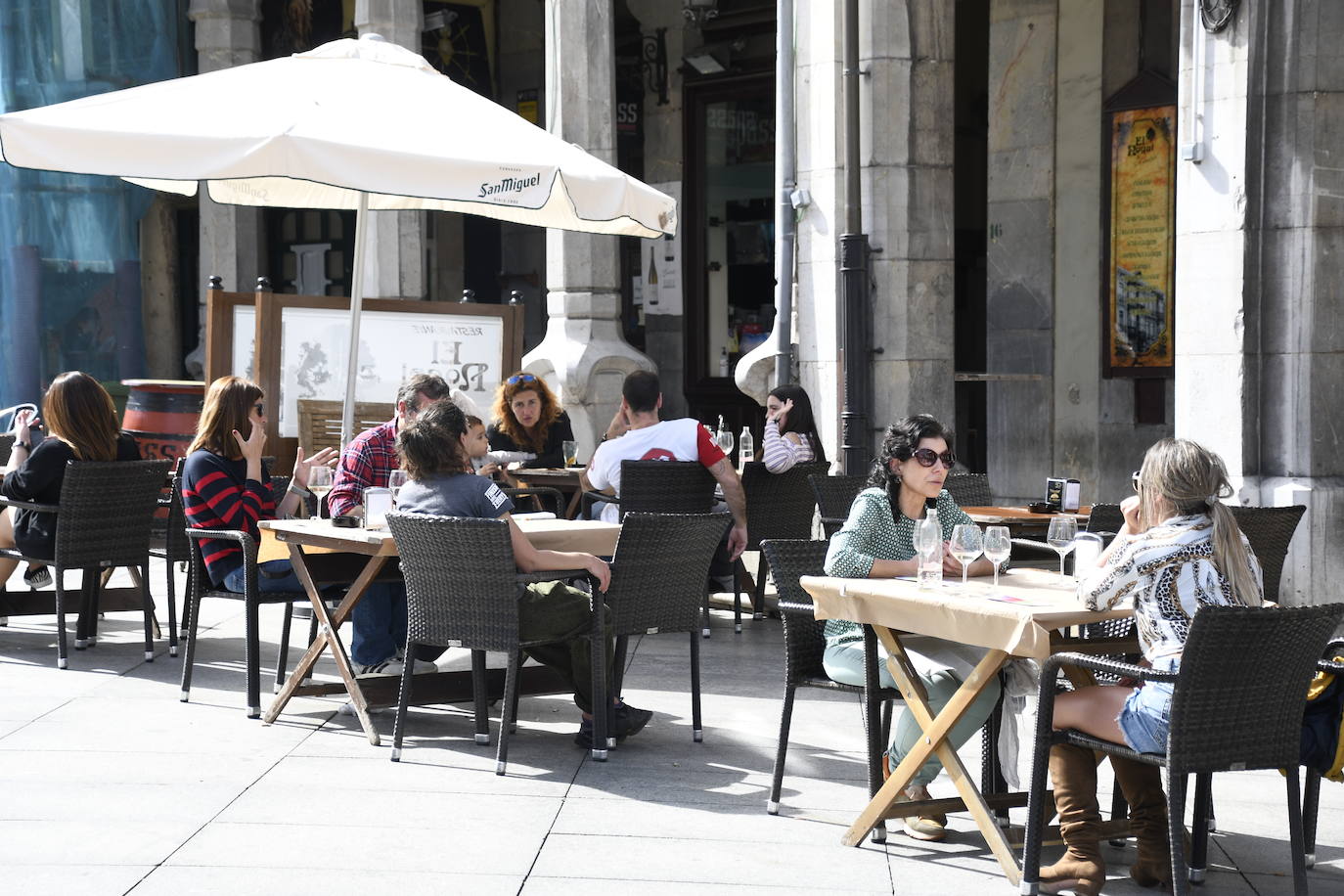 Calor y lleno total en Asturias en el Sábado Santo