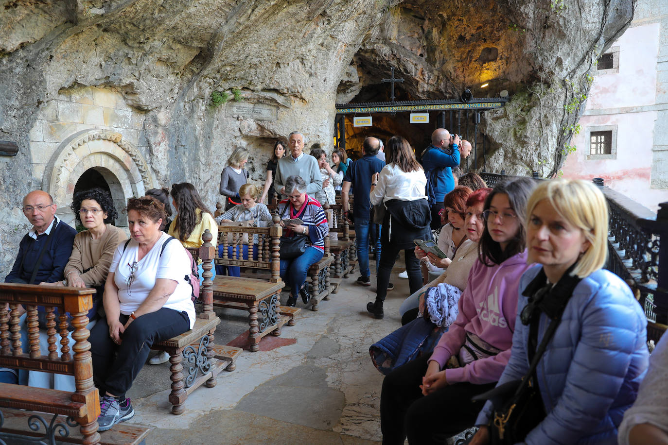 Calor y lleno total en Asturias en el Sábado Santo