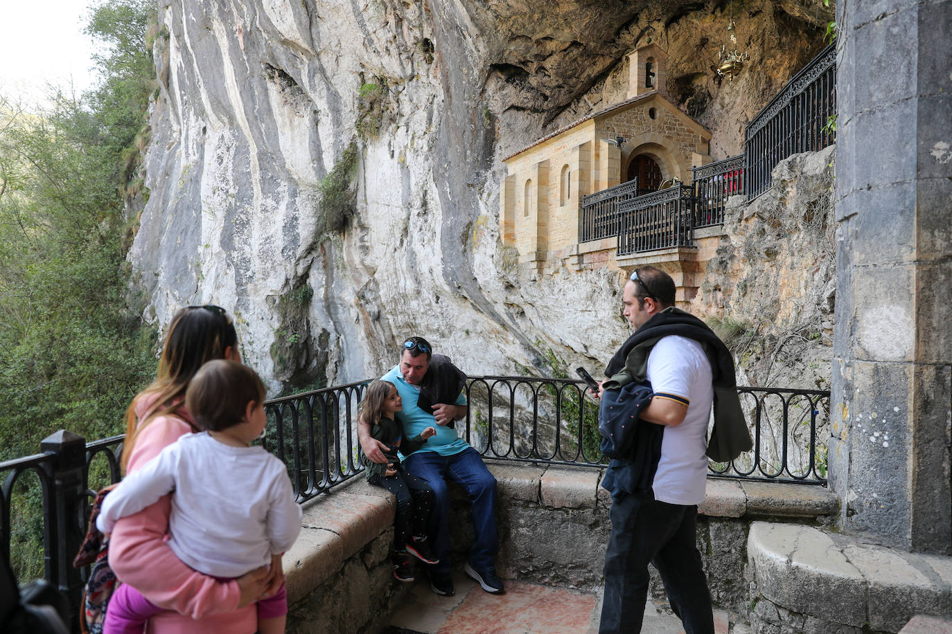Calor y lleno total en Asturias en el Sábado Santo
