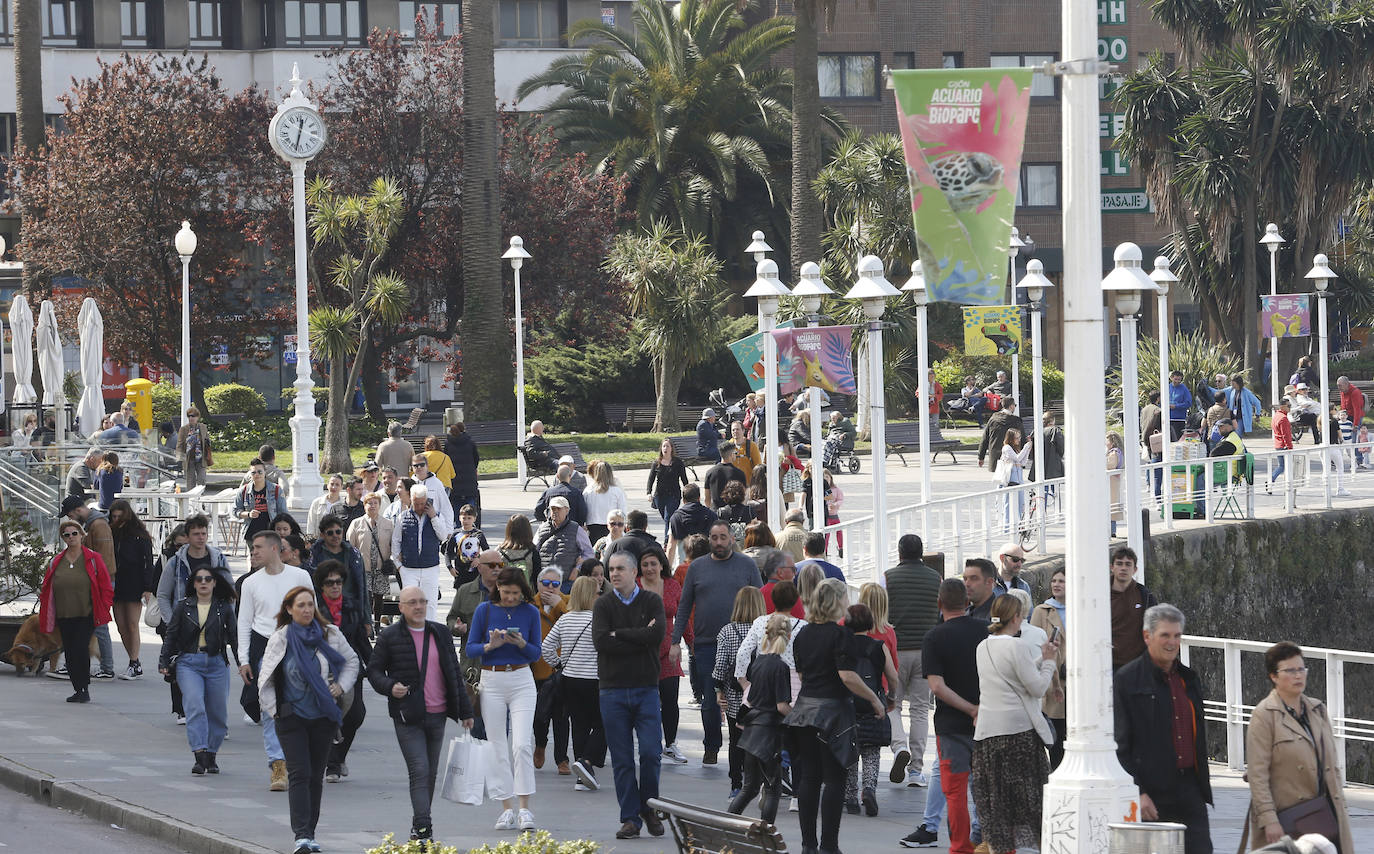 Calor y lleno total en Asturias en el Sábado Santo