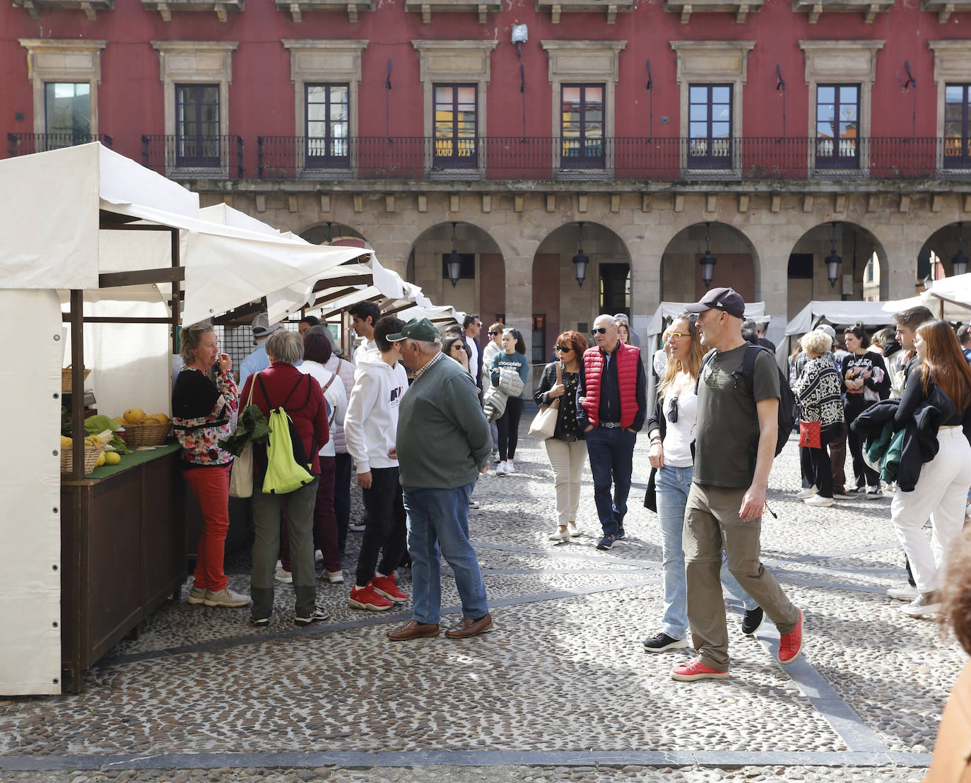 Calor y lleno total en Asturias en el Sábado Santo