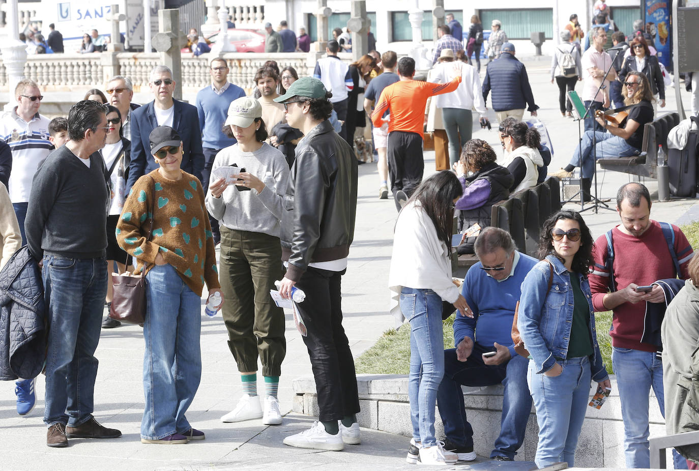 Calor y lleno total en Asturias en el Sábado Santo