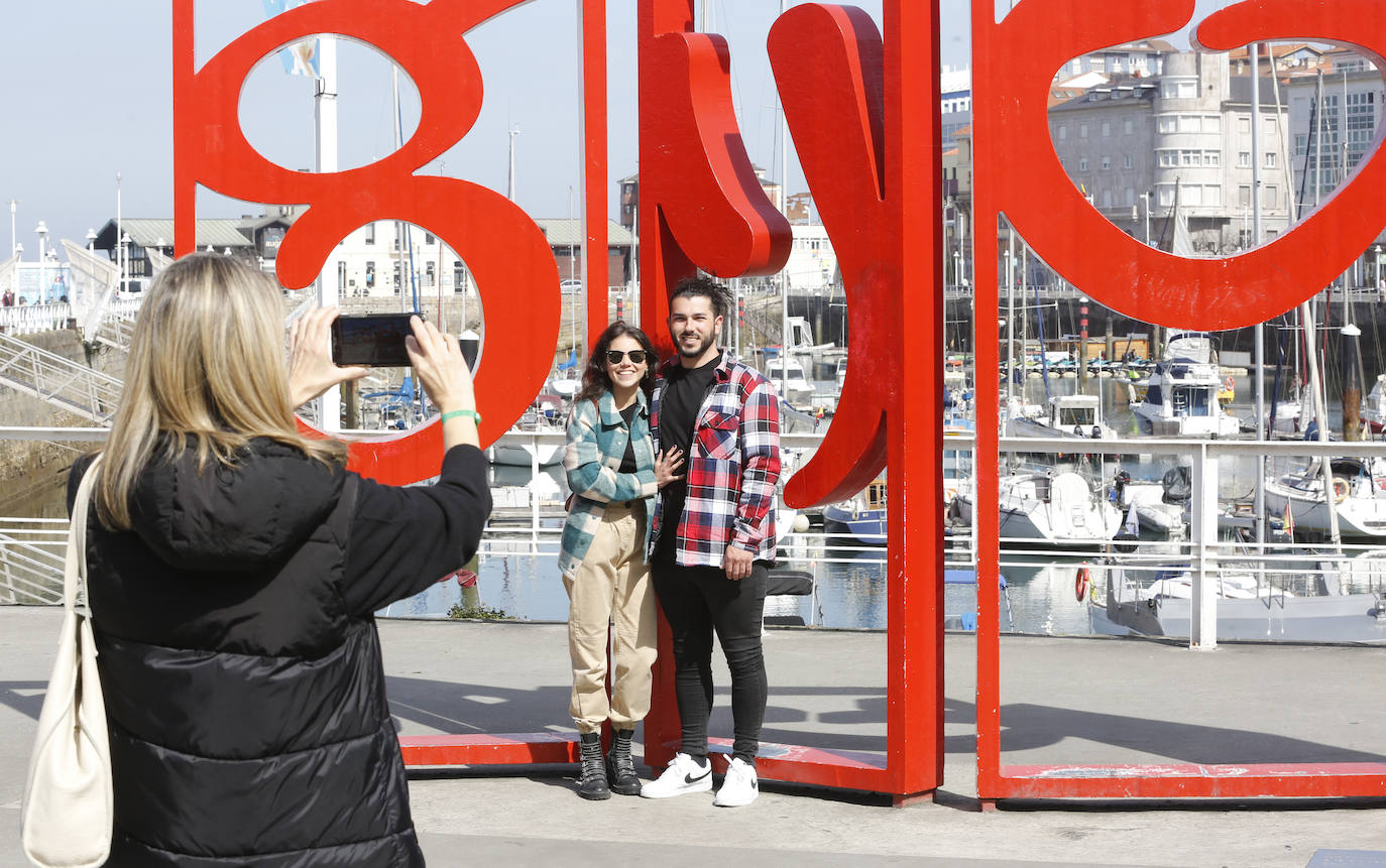 Calor y lleno total en Asturias en el Sábado Santo