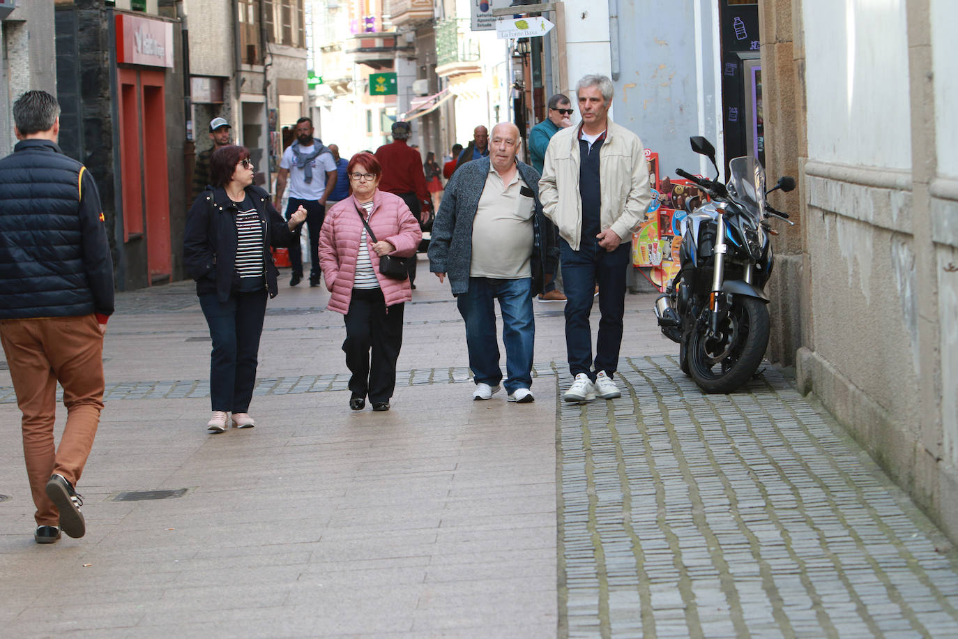 Calor y lleno total en Asturias en el Sábado Santo