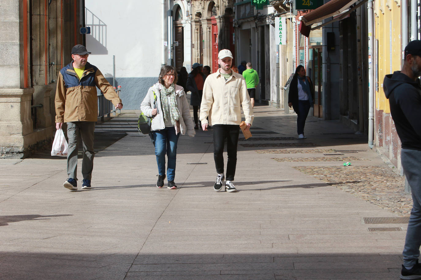 Calor y lleno total en Asturias en el Sábado Santo