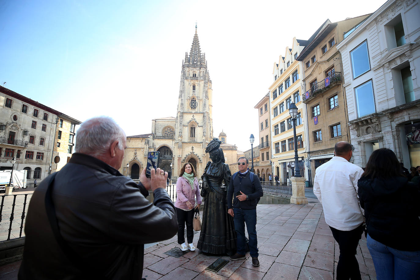 Calor y lleno total en Asturias en el Sábado Santo