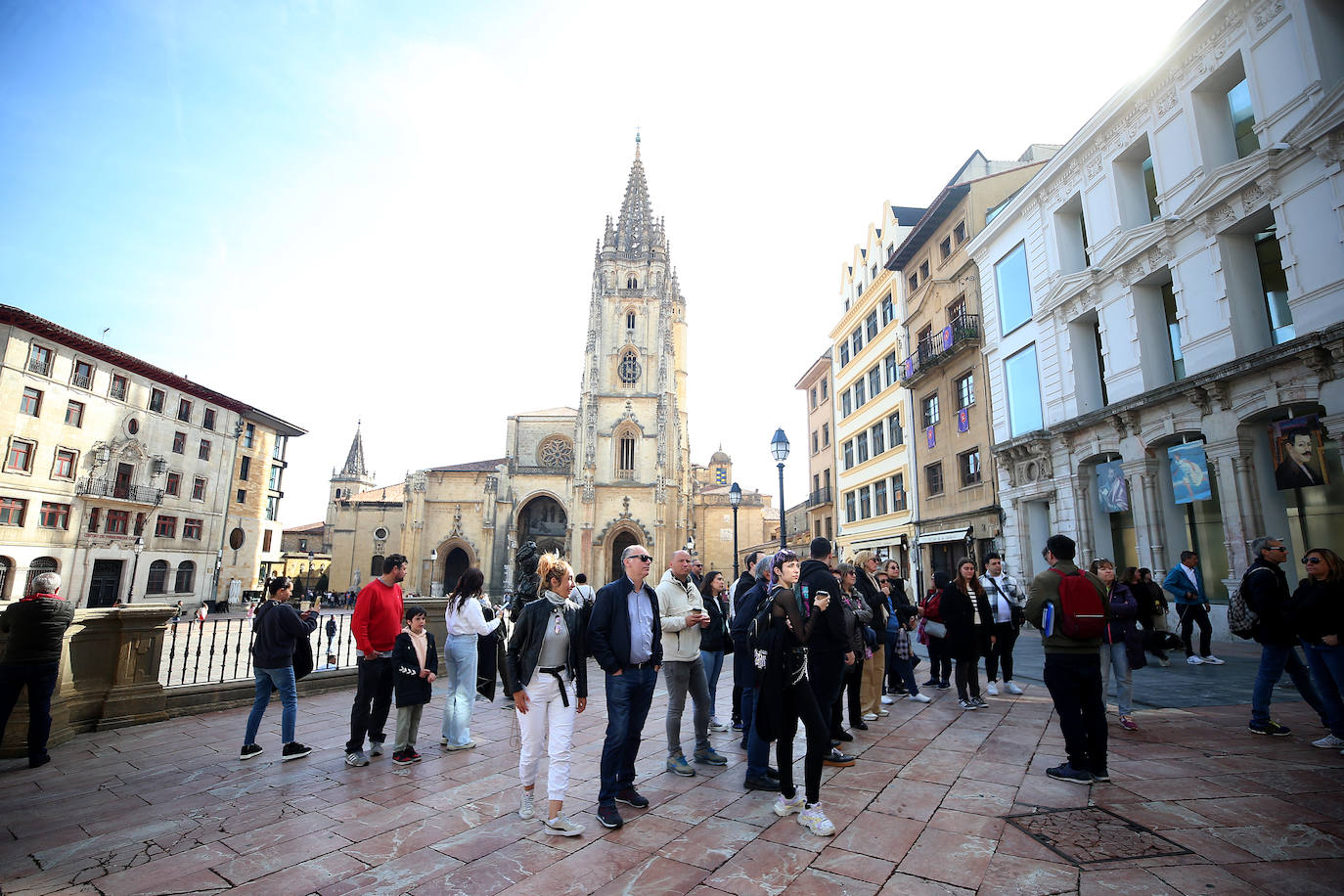 Calor y lleno total en Asturias en el Sábado Santo