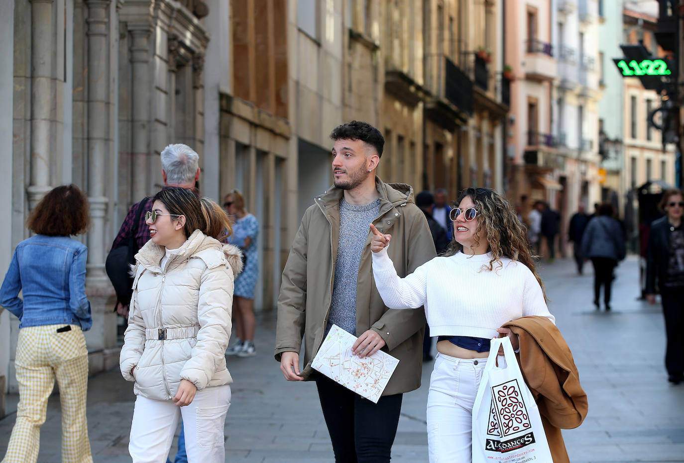 Calor y lleno total en Asturias en el Sábado Santo