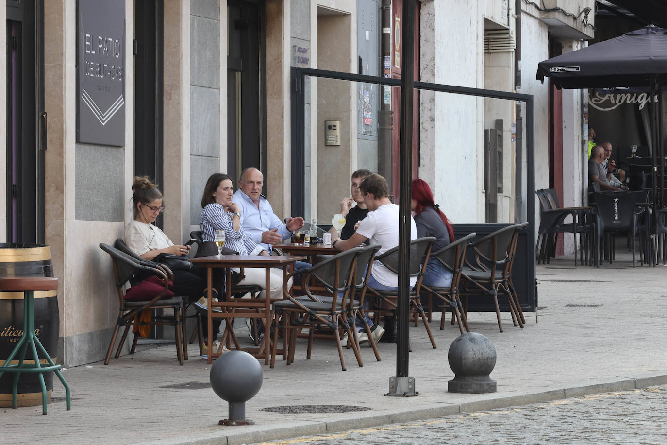 Calor y lleno total en Asturias en el Sábado Santo
