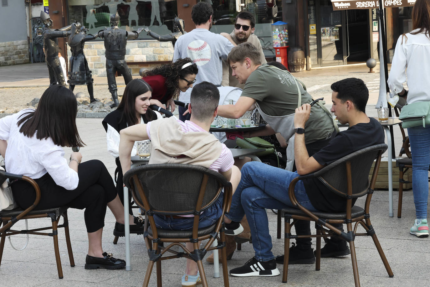 Calor y lleno total en Asturias en el Sábado Santo