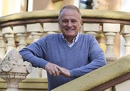 Diego Canga, en la escalinata de entrada a Villa Magdalena.