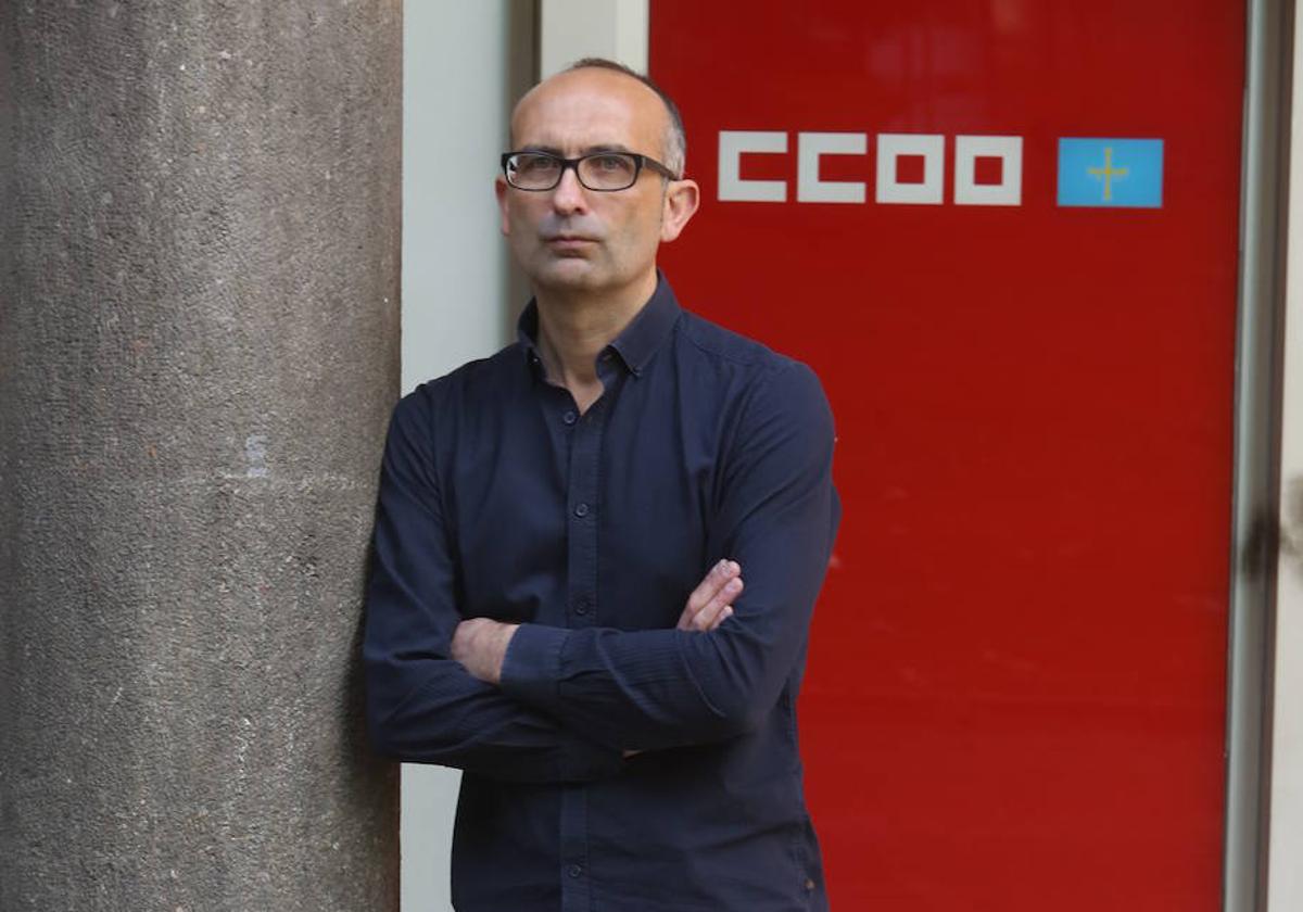 Damián Manzano, en el exterior de la sede de CCOO en Oviedo.