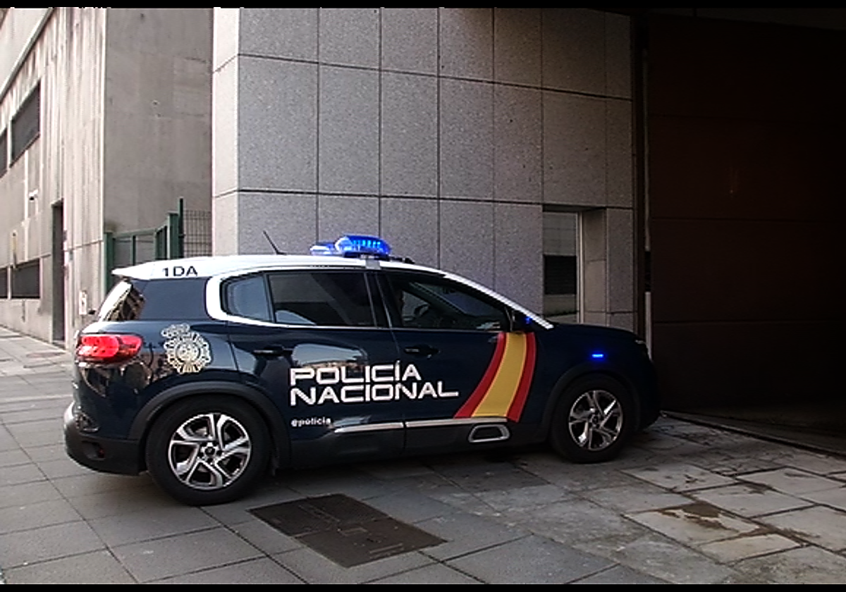 Una patrulla de la Policía Nacional traslada a los detenidos al Palacio de Justicia.