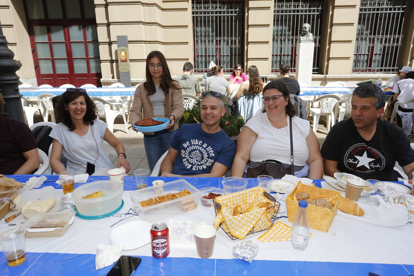 Avilés disfruta de la Comida en la Calle por todo lo alto