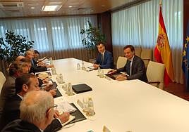 Los directores generales de las nueve patronales, frente al ministro Héctor Gómez y al secretario general de Industria, Francisco Blanco.