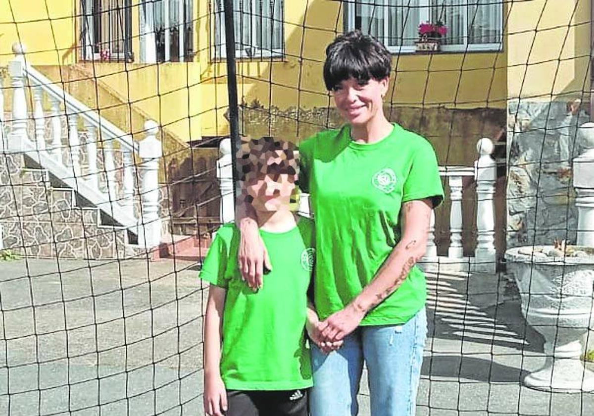 Lorena Ramos con su hijo Óliver, ayer lunes en su lugar de residencia.