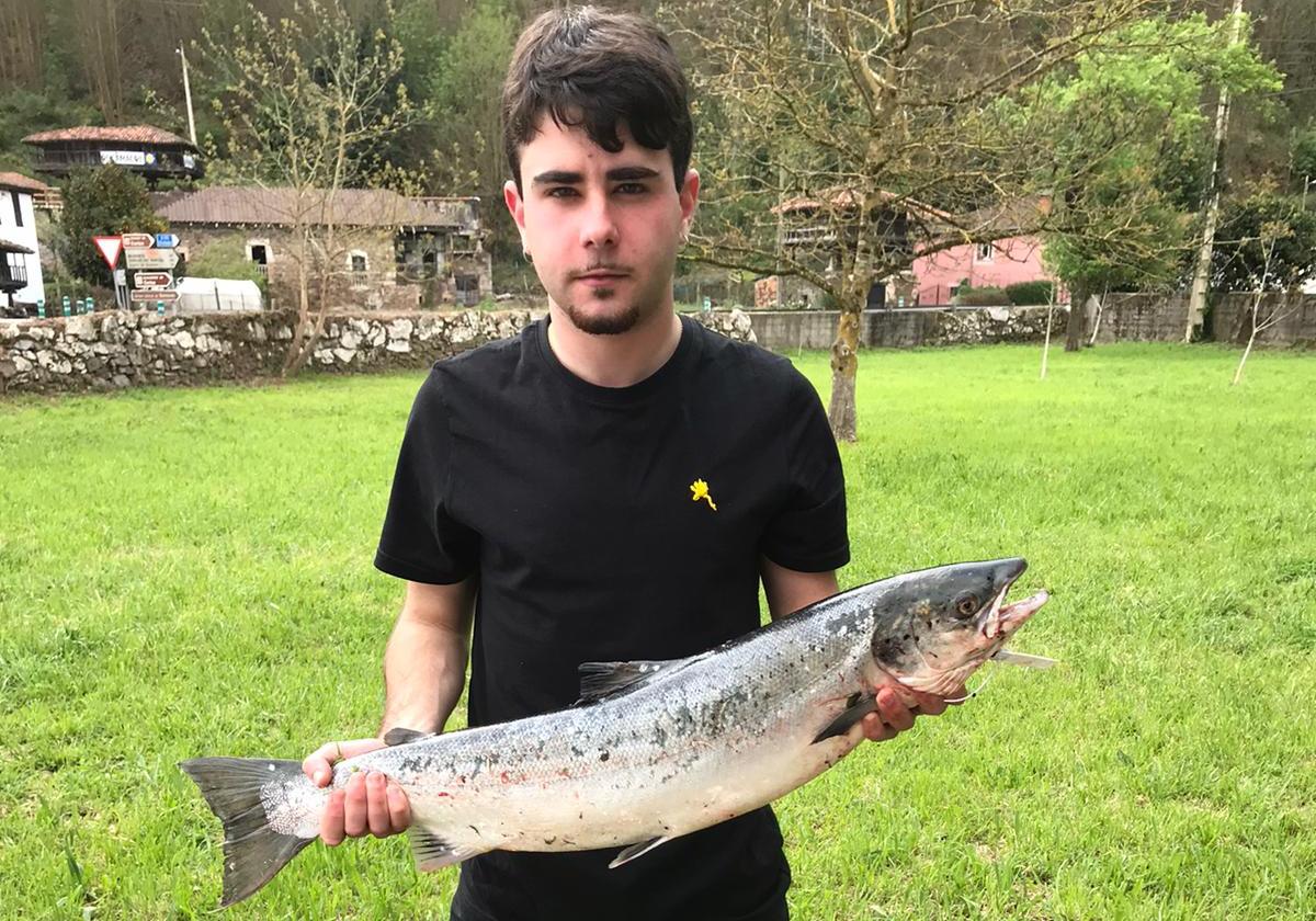 Mauro Otero Roza, con el ejemplar que pescó esta mañana.