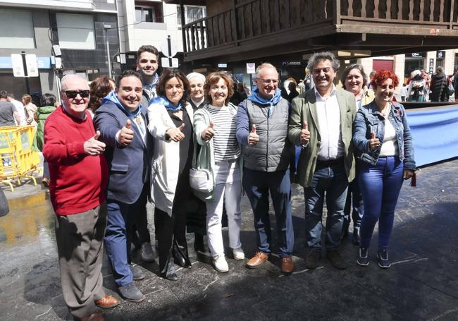 Diego Canga, con el candidato a la Alcaldía de Siero y varios dirigentes y afiliados.