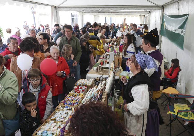 En imágenes: Pola de Siero se echa a las calles para celebrar los Güevos Pintos