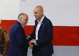 Javier Tebas, presidente de la Liga de Fútbol Profesional, esta mañana a su llegada a El Molinón, saludando al presidente ejecutivo del club David Guerra.