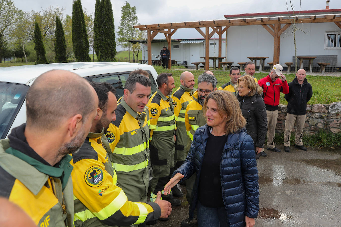 Teresa Ribera y Barbón visitan la base de la Brif de Tineo