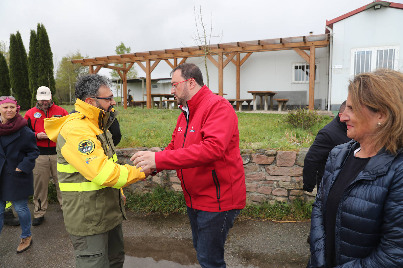 Teresa Ribera y Barbón visitan la base de la Brif de Tineo