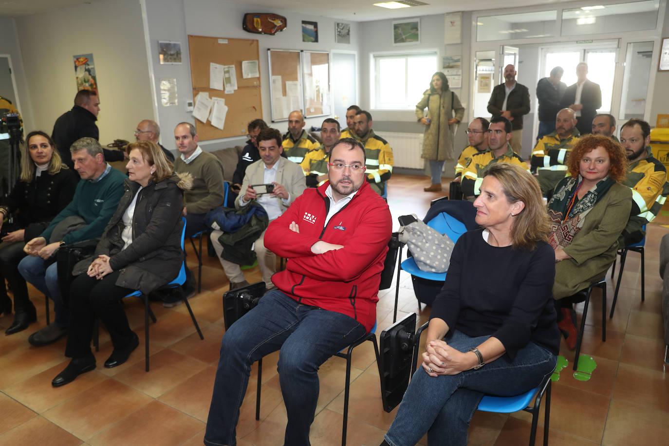 Teresa Ribera y Barbón visitan la base de la Brif de Tineo