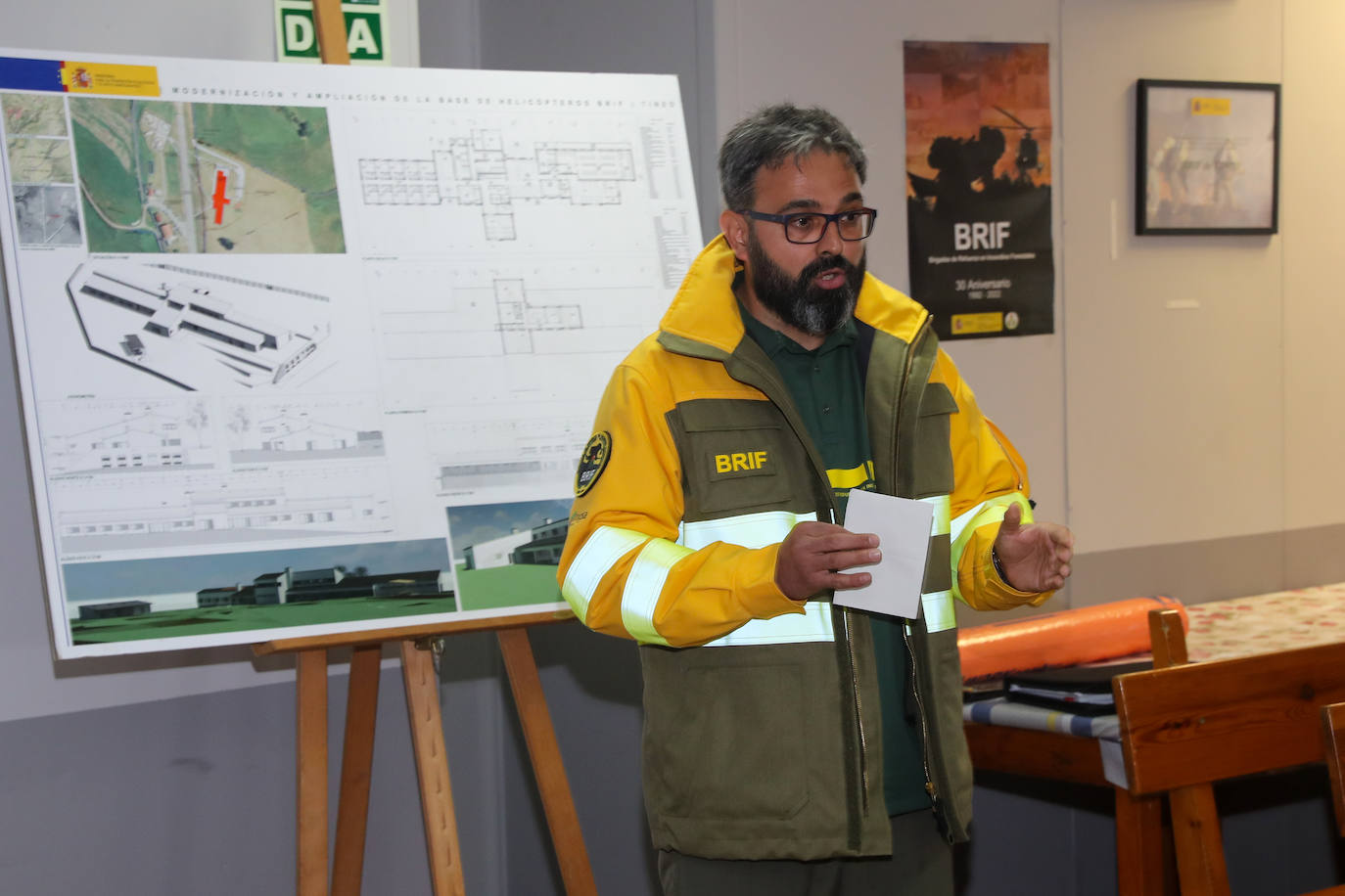 Teresa Ribera y Barbón visitan la base de la Brif de Tineo