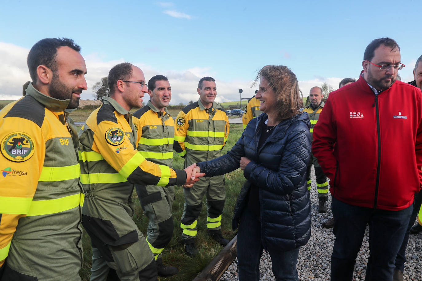 Teresa Ribera y Barbón visitan la base de la Brif de Tineo