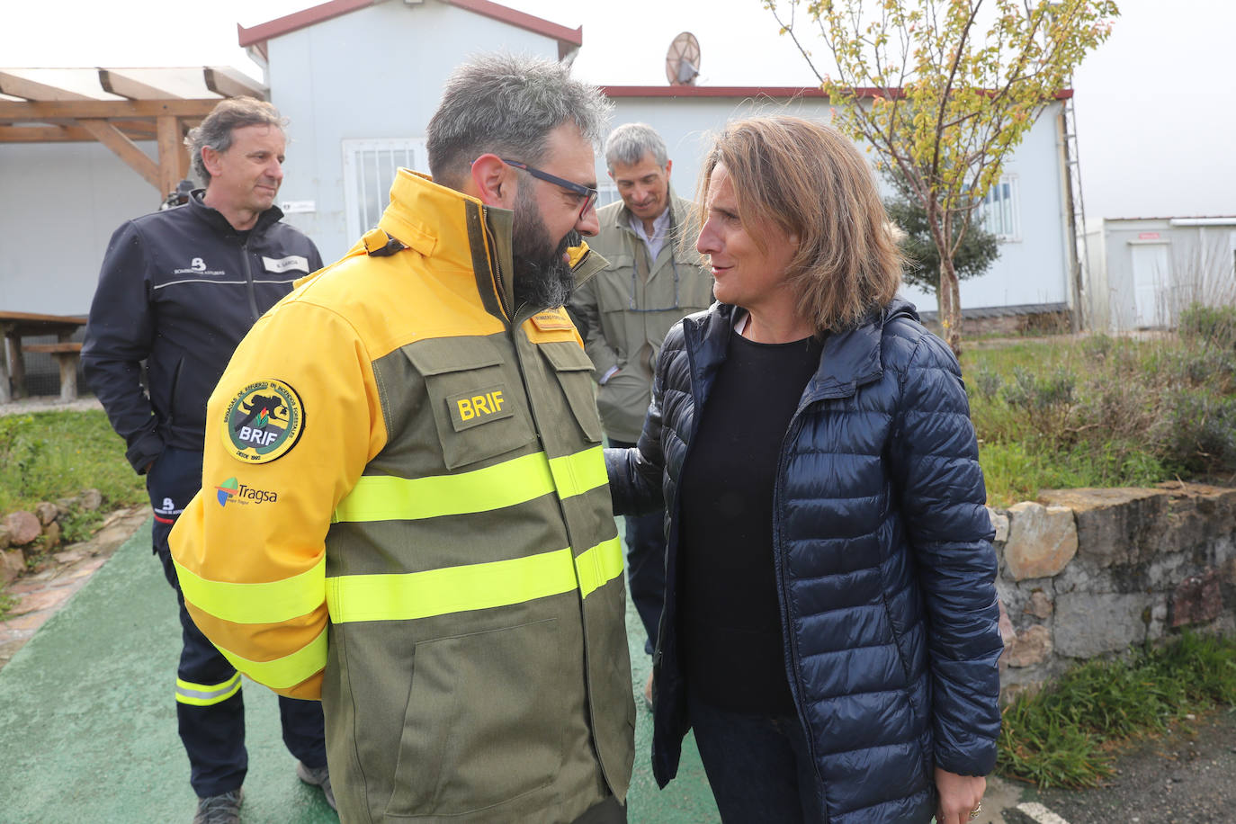 Teresa Ribera y Barbón visitan la base de la Brif de Tineo