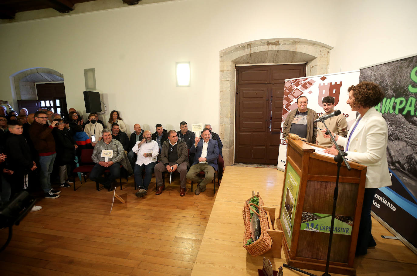 Así fue la subasta del campanu del Narcea celebrada en Cornellana