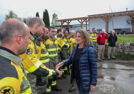 La vicepresidenta tercera del Gobierno central, Teresa Ribera, saluda a parte de las Brigadas de Refuerzo de Incendios Forestales (BRIF).