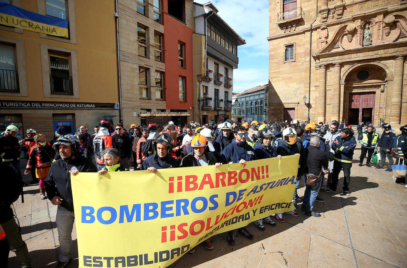 Los bomberos se manifiestan en Oviedo pidiendo «seguridad y estabilidad»