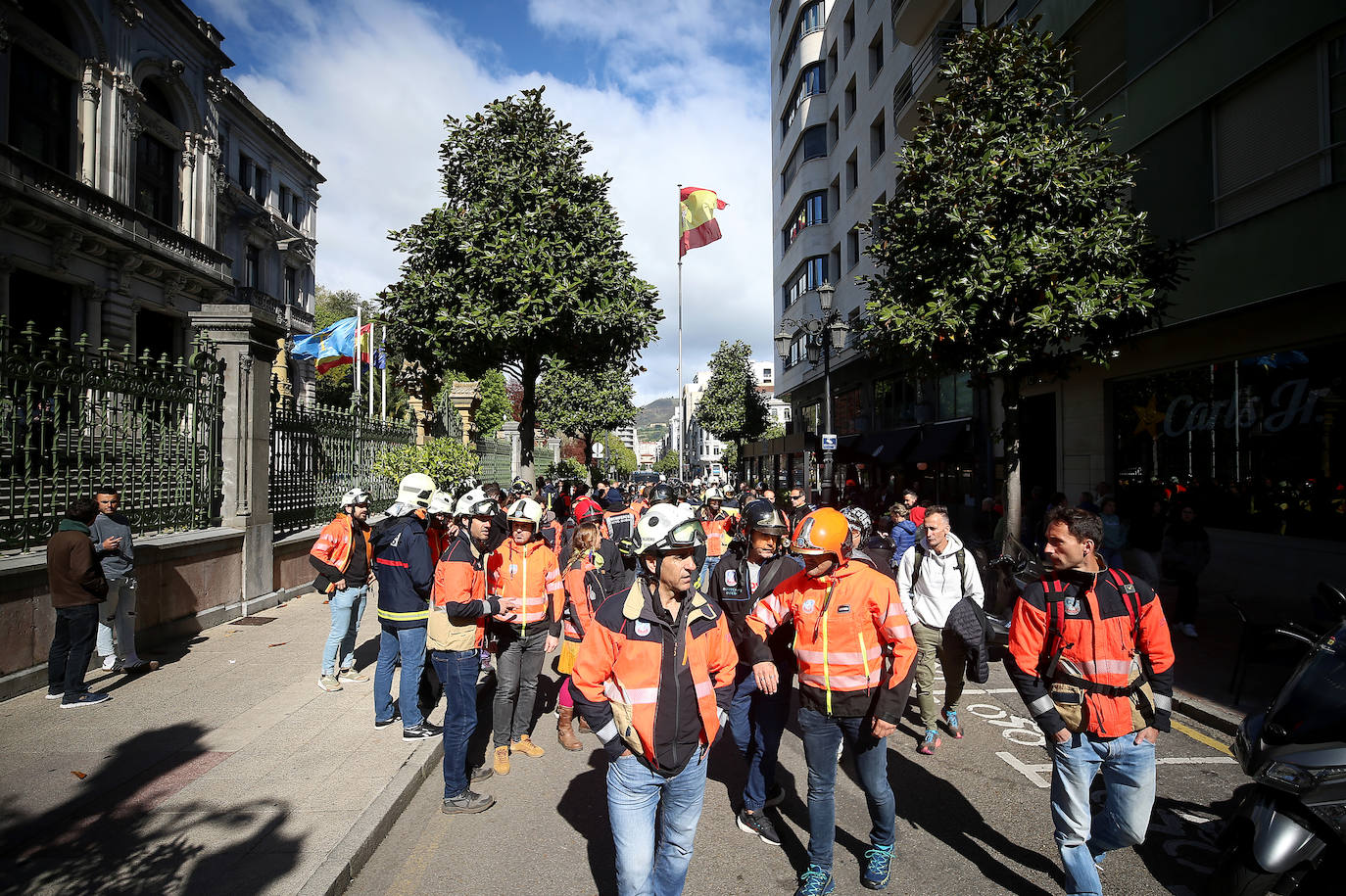 Los bomberos se manifiestan en Oviedo pidiendo «seguridad y estabilidad»