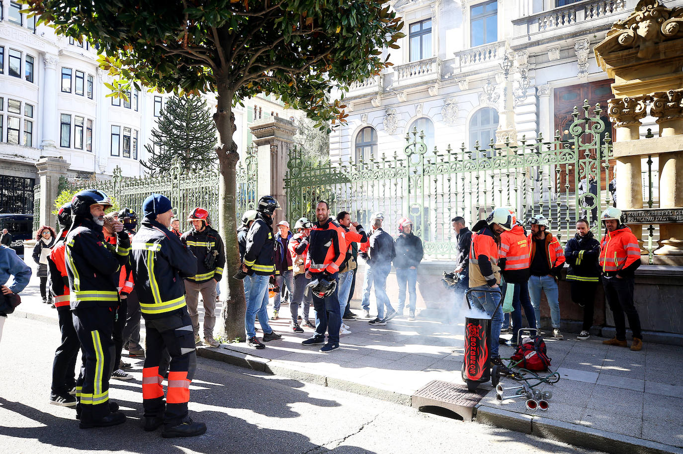 Los bomberos se manifiestan en Oviedo pidiendo «seguridad y estabilidad»