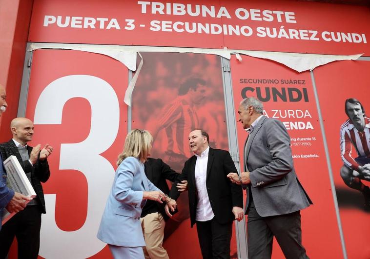 Cundi, durante el homenaje en El Molinón ante la puerta que lleva su nombre.