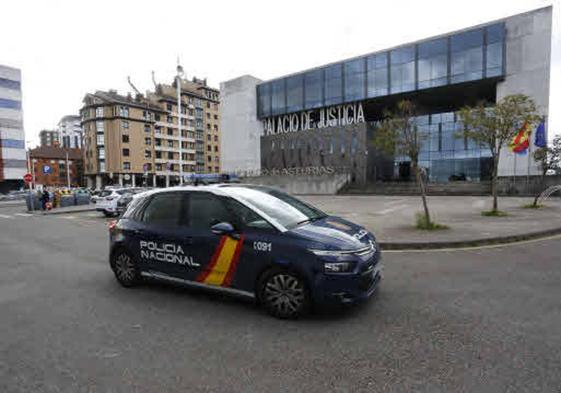 Detenidos dos hombres por robar en un bazar de El Llano