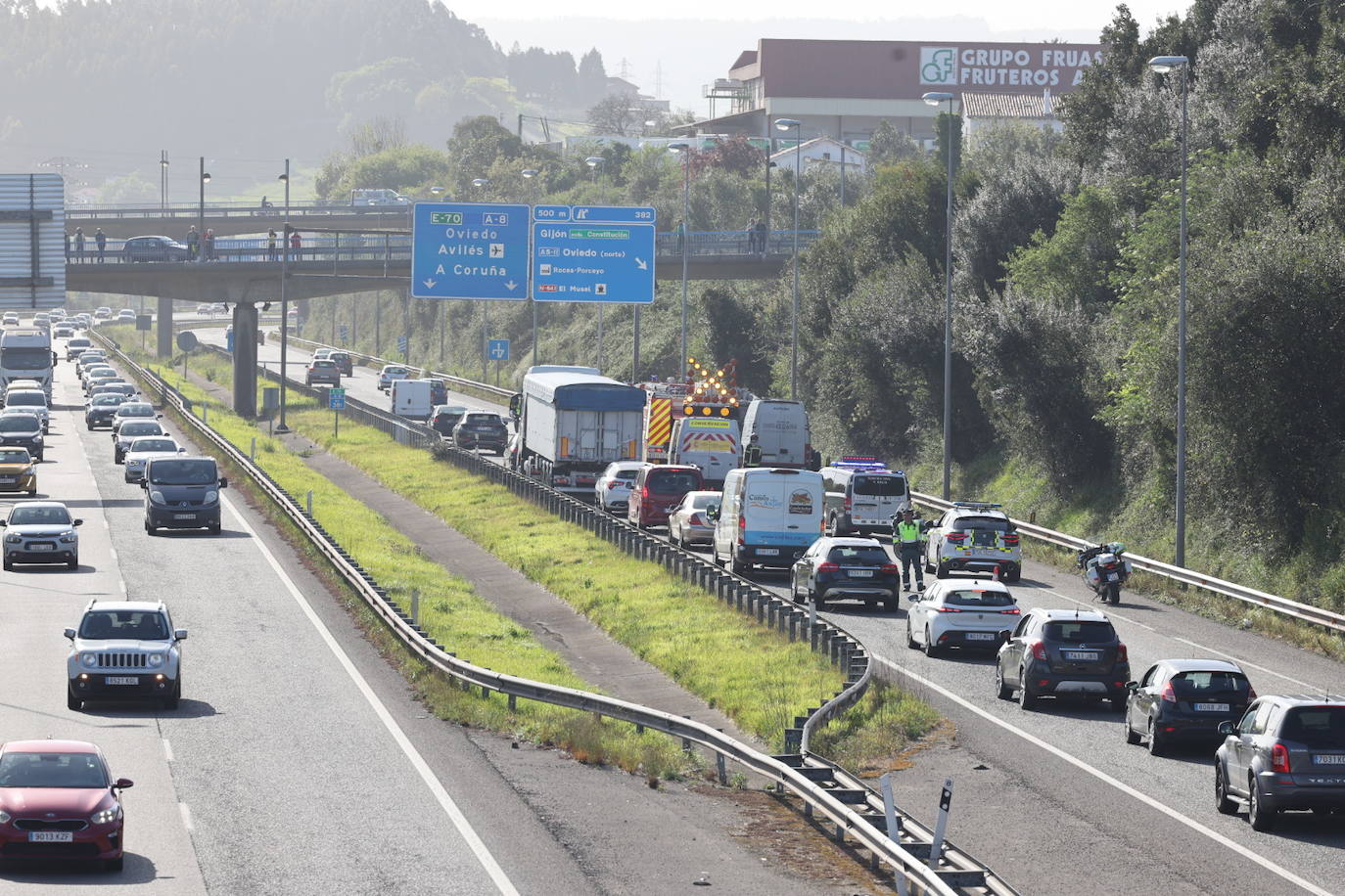 Arde un camión en la A-8 en Gijón