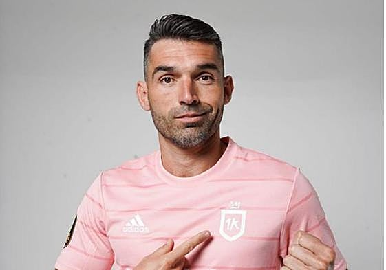 David Barral, con la camiseta del 1k FC, equipo de Iker Casillas.