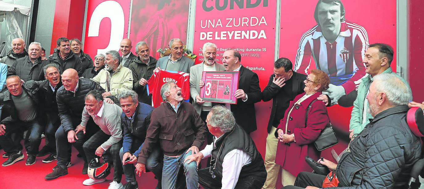 Excompañeros, amigos y familiares, con Rubén Suárez y Teresa, la madre de Cundi, emocionados, cantando el 'cumpleaños feliz'. d. arienza