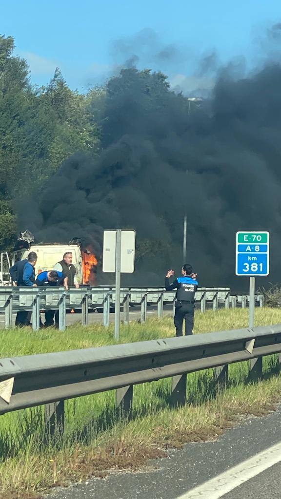 Arde un camión en la A-8 en Gijón