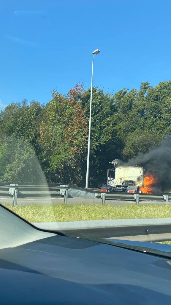 Arde un camión en la A-8 en Gijón