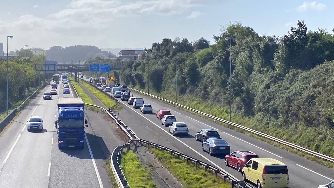 Arde un camión en la A-8 en Gijón