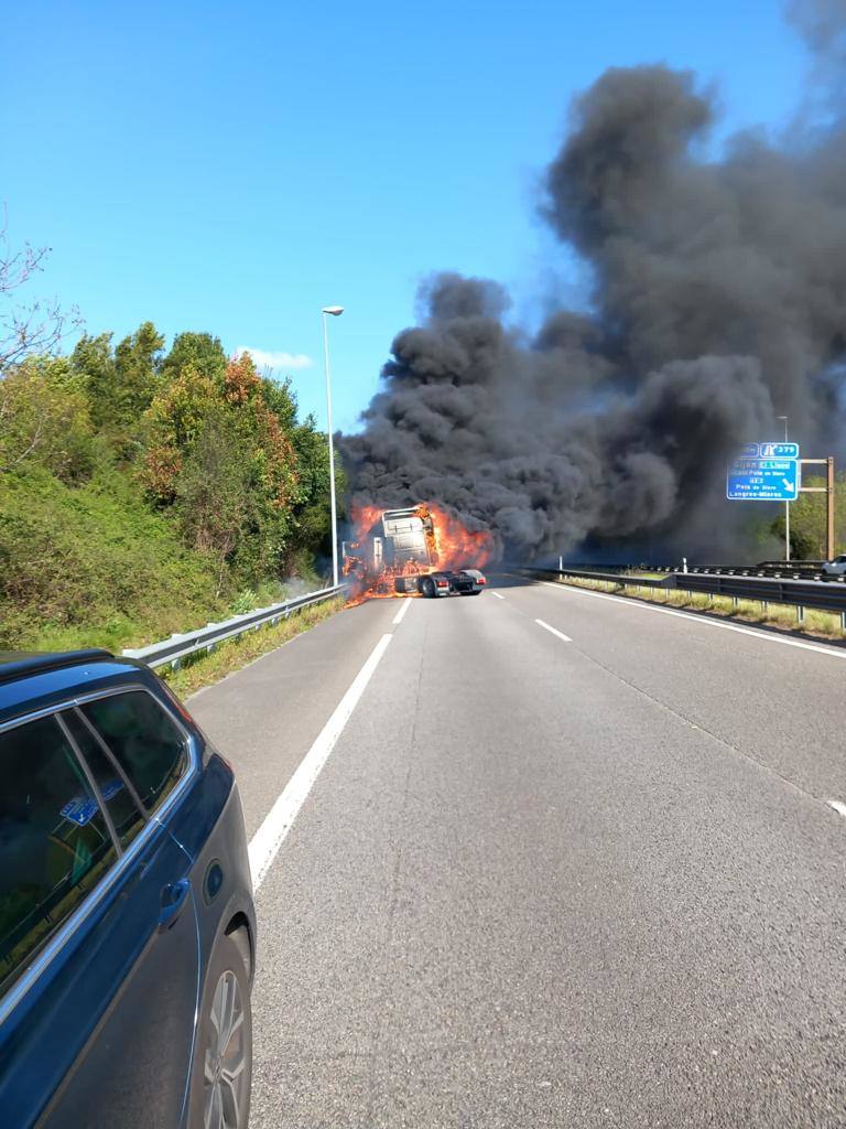 Arde un camión en la A-8 en Gijón