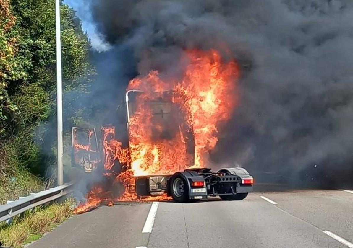 Arde un camión en la A-8 en Gijón