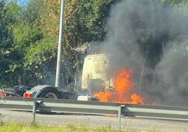 Arde un camión en la A-8 en Gijón