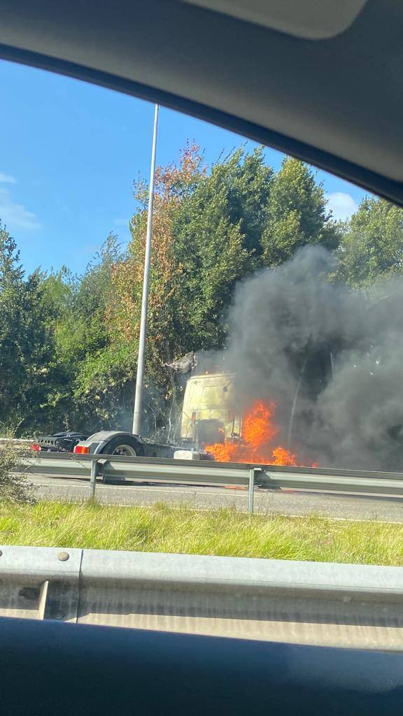 Arde un camión en la A-8 en Gijón