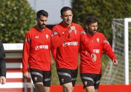 Pablo Insua, Cali Izquierdoz y Aitor García en un entrenamiento del Sporting