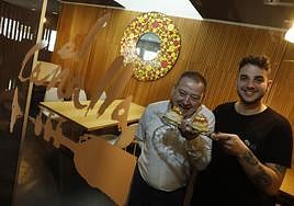 Los regentes del establecimiento luanquino, con el plato de berenjena asada.